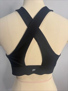 Fabletics Oasis Black Keyhole Twist Cross-Back Sports Bra. Size Large
